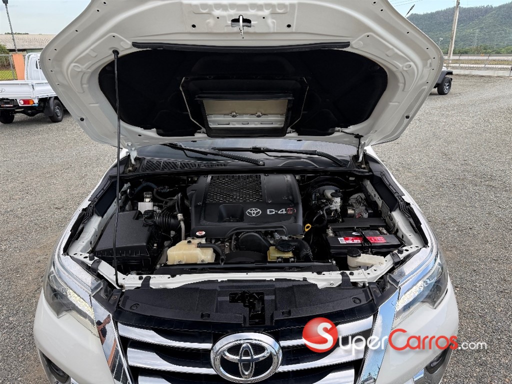 2017 Toyota Fortuner SRV — foto 12 / 12