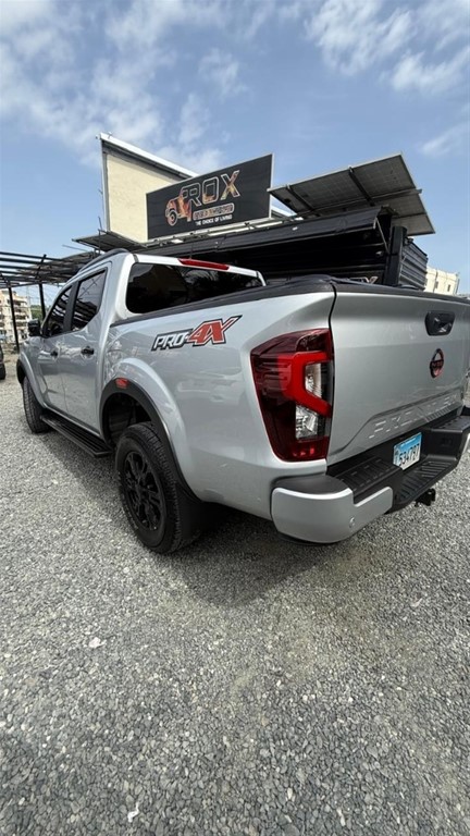 2025 Nissan Frontier Pro-4X — foto 2 / 12