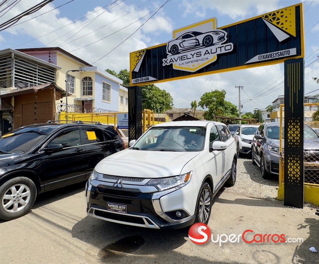 2020 Mitsubishi Motors Outlander SE