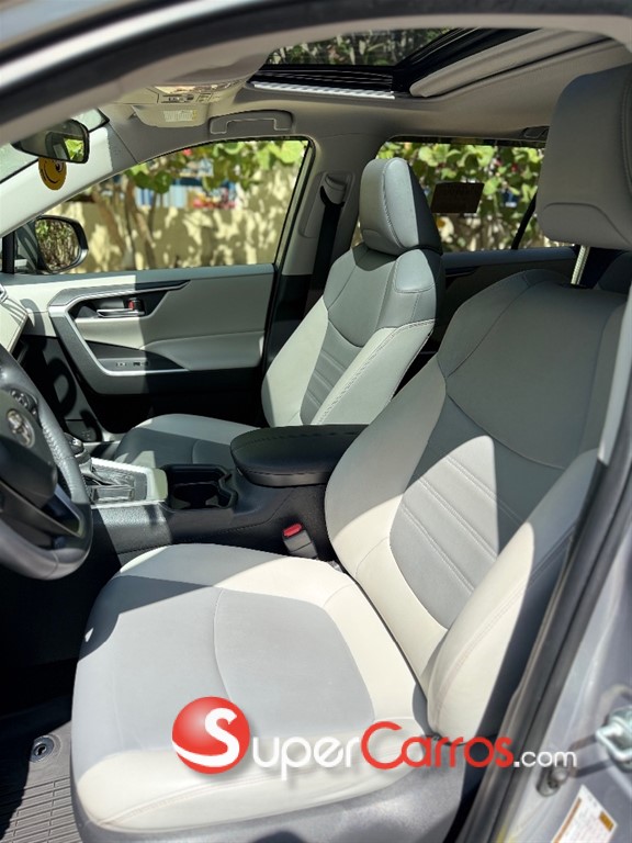 2021 Toyota RAV4 XLE Premium — foto 10 / 12