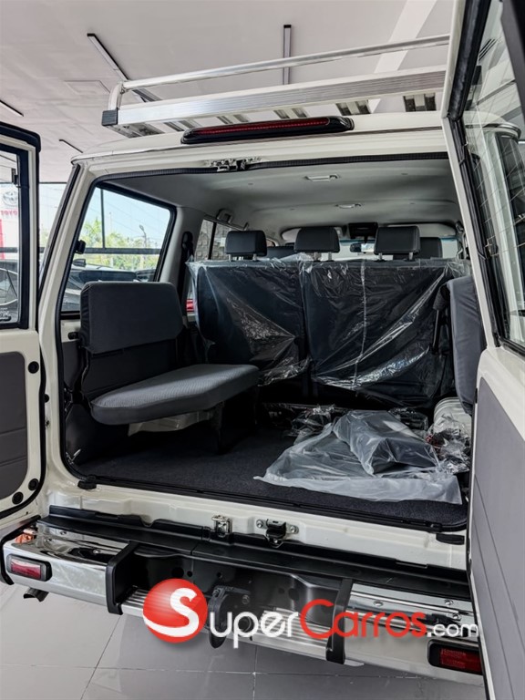 2027 Toyota Land Cruiser Serie 70 — foto 8 / 10