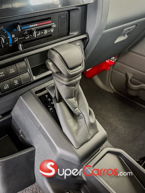 2027 Toyota Land Cruiser Serie 70 — foto 9 / 10