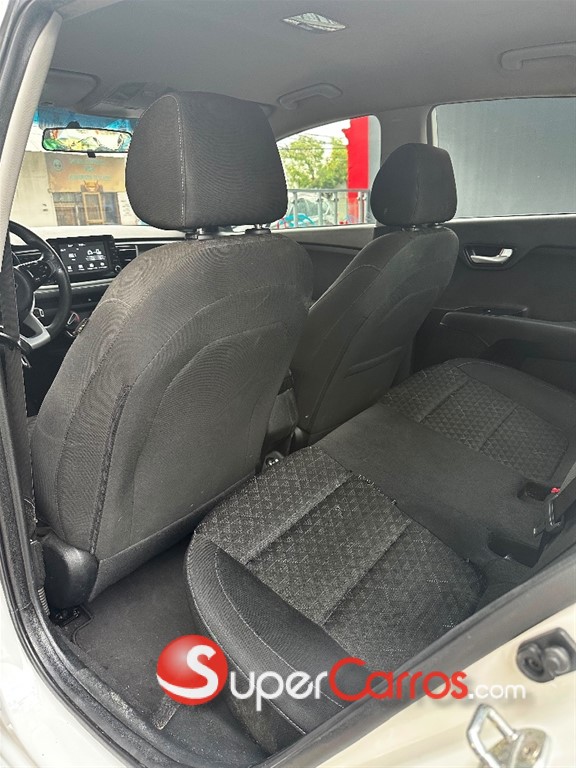 2020 Kia Rio — foto 7 / 9