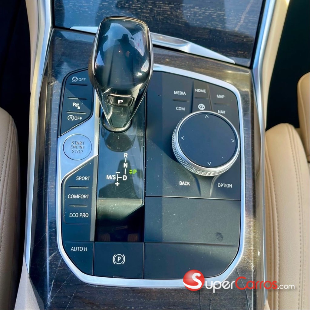 2020 BMW Serie 3 330i XDrive — foto 8 / 10