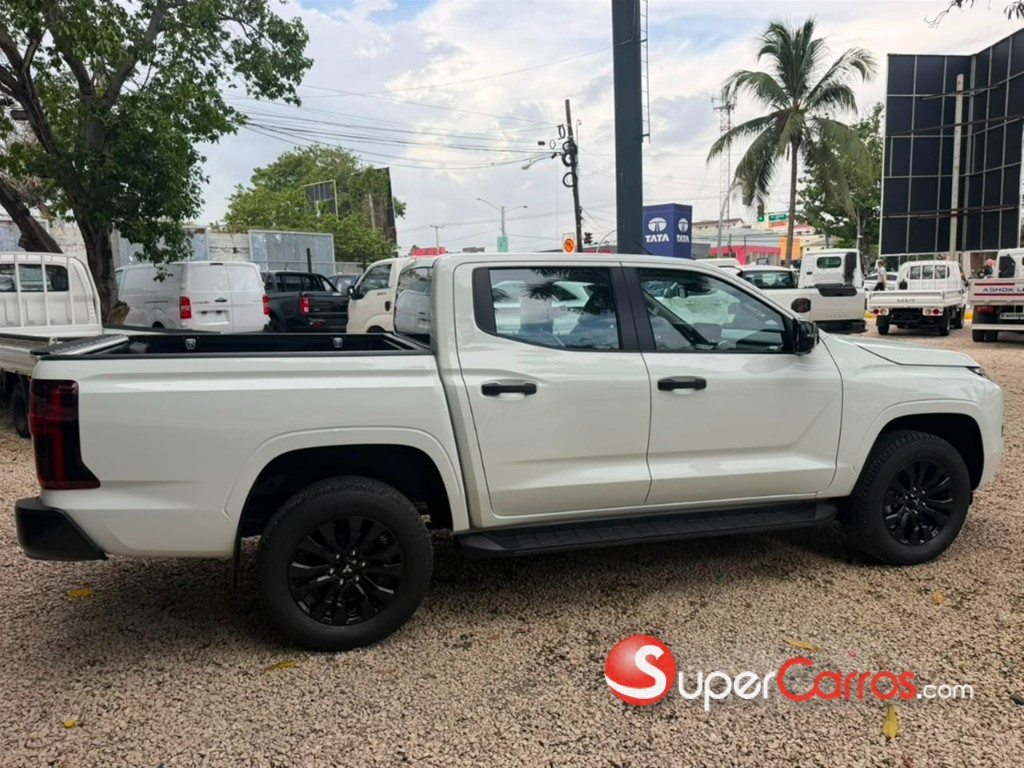 2027 Mitsubishi Motors L 200 Triton — foto 7 / 11