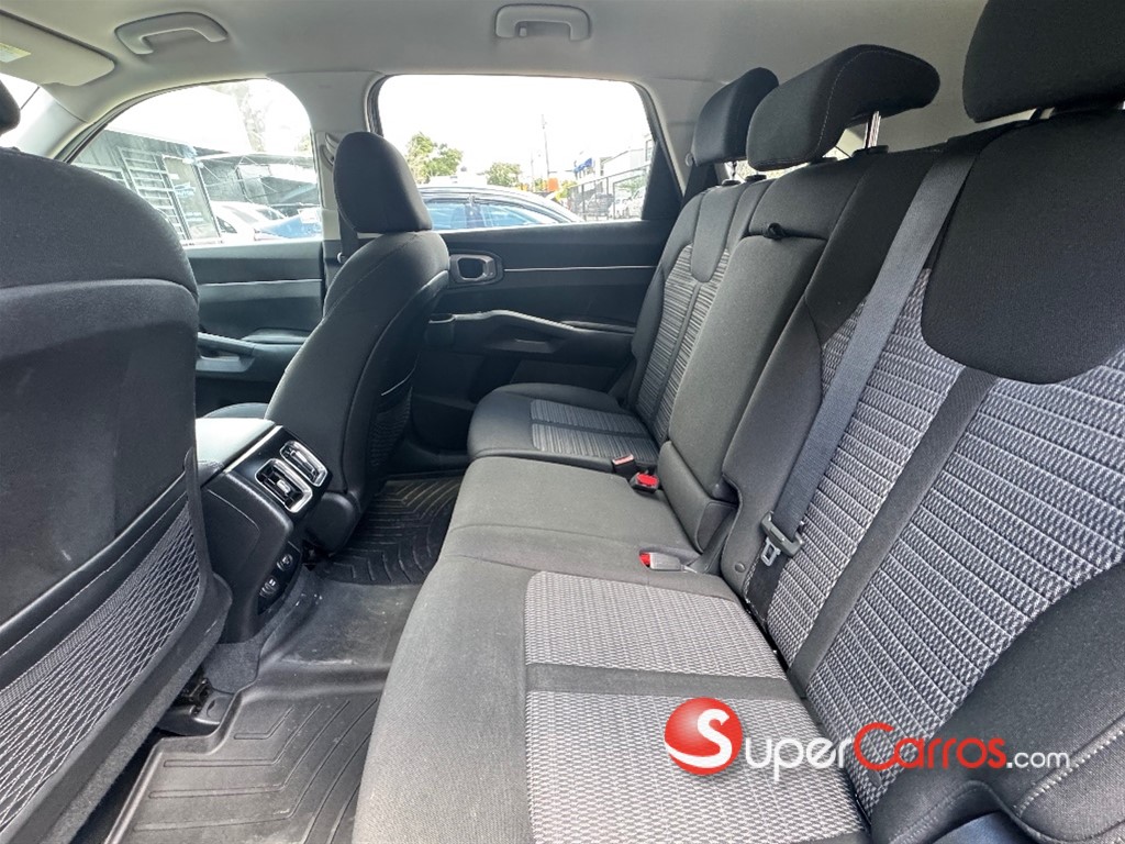 2021 Kia Sorento LX — foto 7 / 8