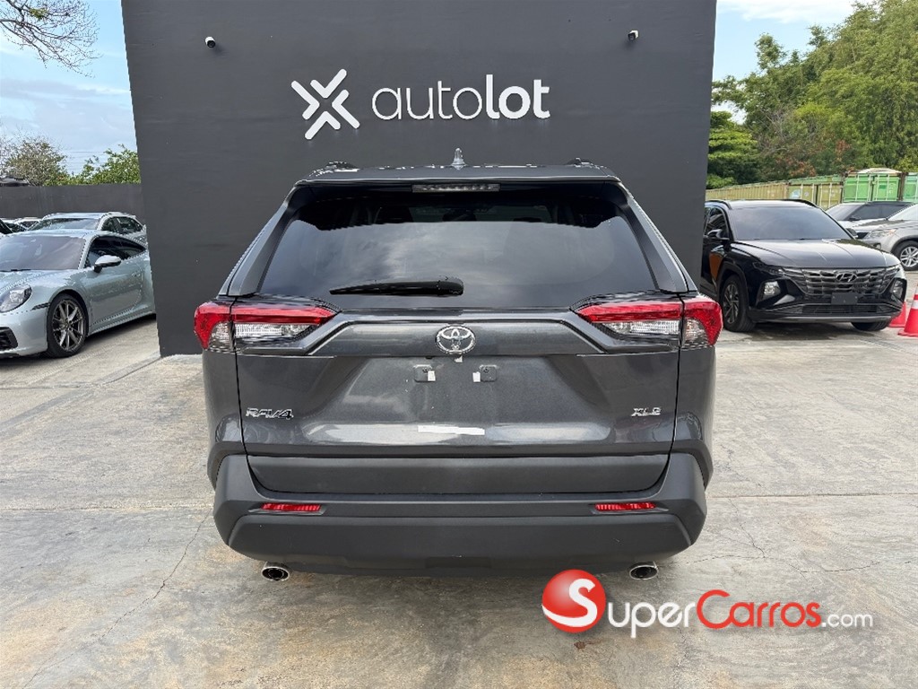 2020 Toyota RAV4 XLE — foto 3 / 7