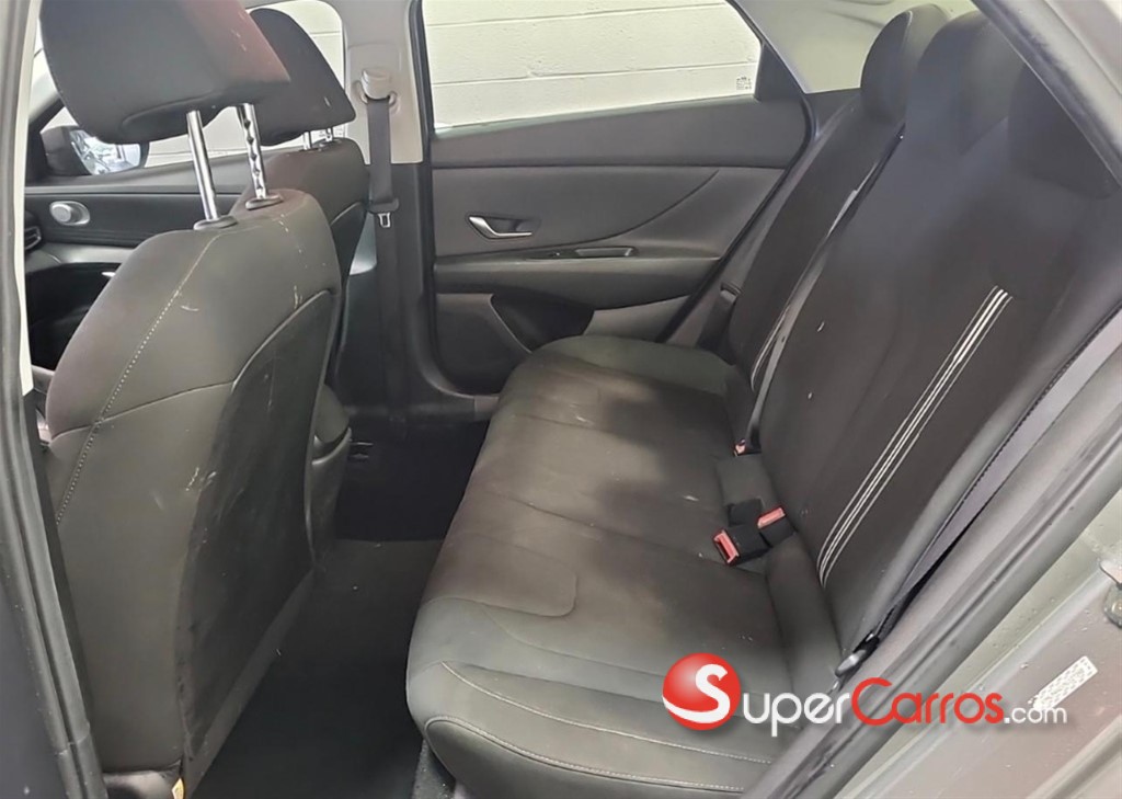 2021 Hyundai Elantra SEL — foto 9 / 12