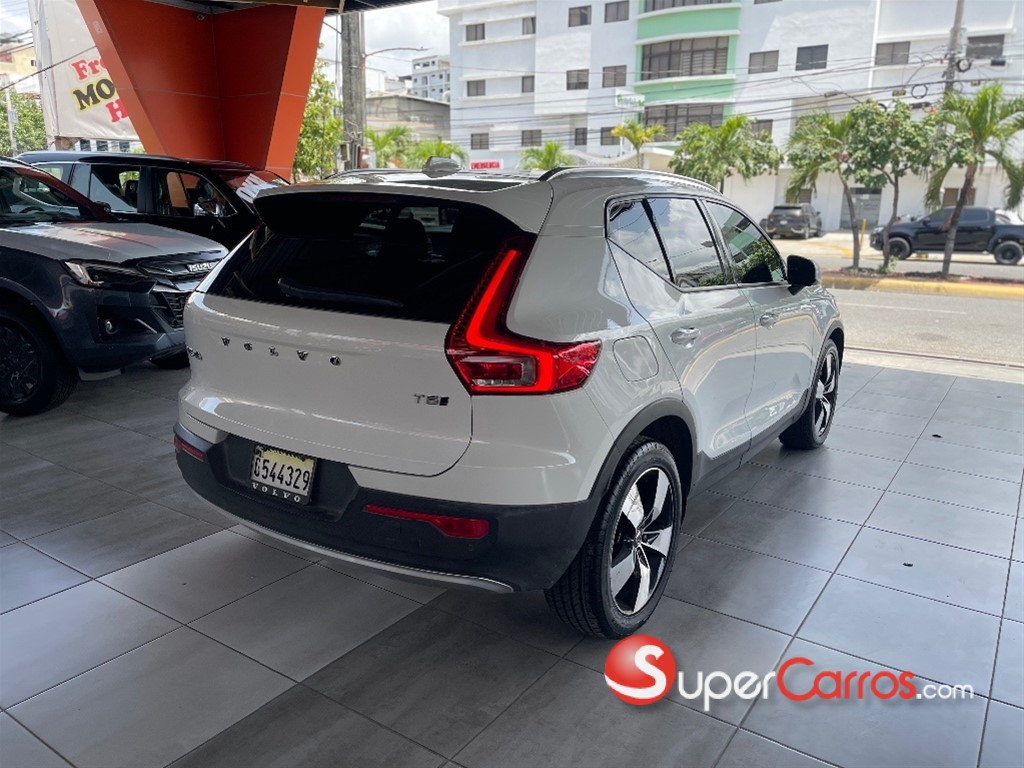 2021 Volvo XC40 Momentum — foto 3 / 12