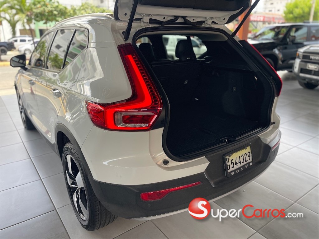 2021 Volvo XC40 Momentum — foto 5 / 12