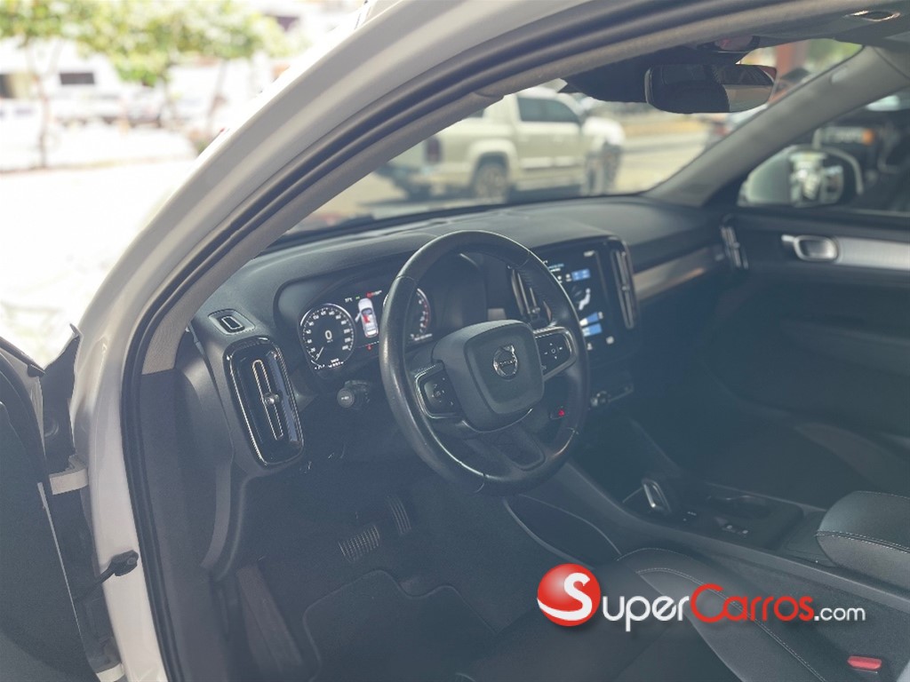 2021 Volvo XC40 Momentum — foto 6 / 12