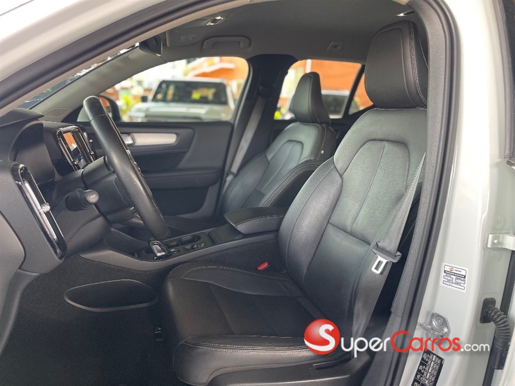 2021 Volvo XC40 Momentum — foto 7 / 12