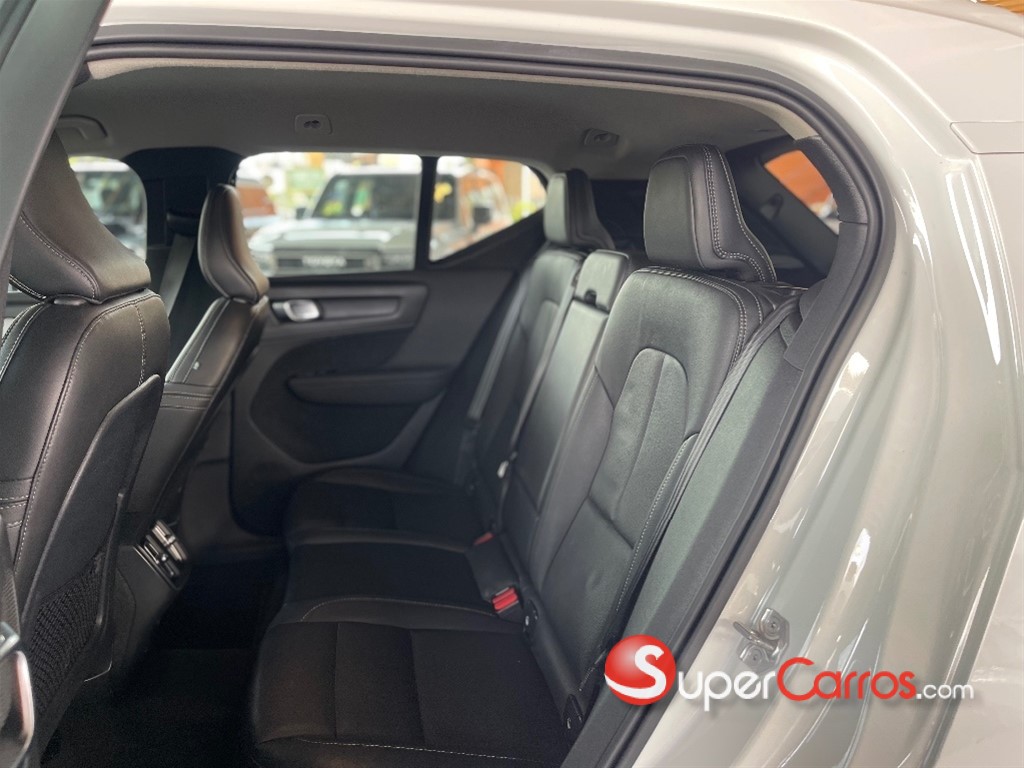 2021 Volvo XC40 Momentum — foto 8 / 12
