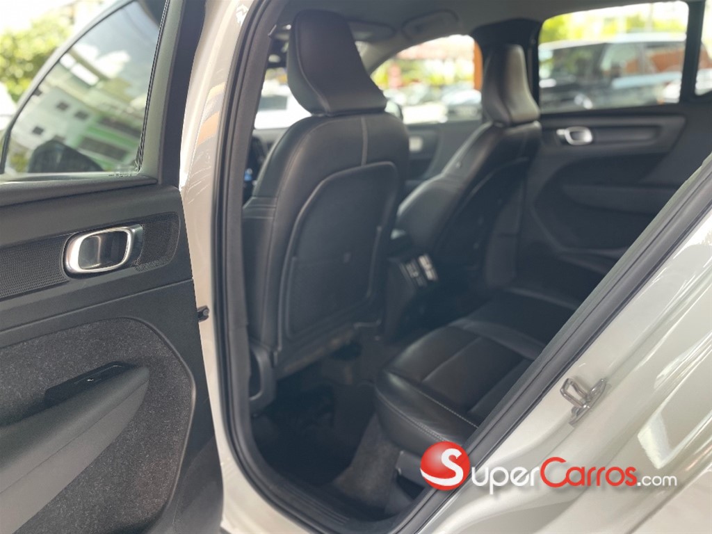 2021 Volvo XC40 Momentum — foto 9 / 12