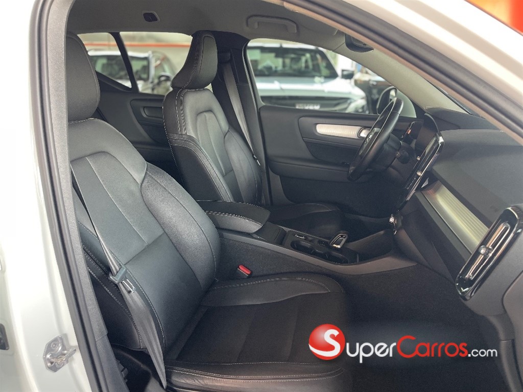 2021 Volvo XC40 Momentum — foto 10 / 12