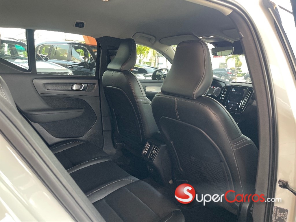 2021 Volvo XC40 Momentum — foto 12 / 12
