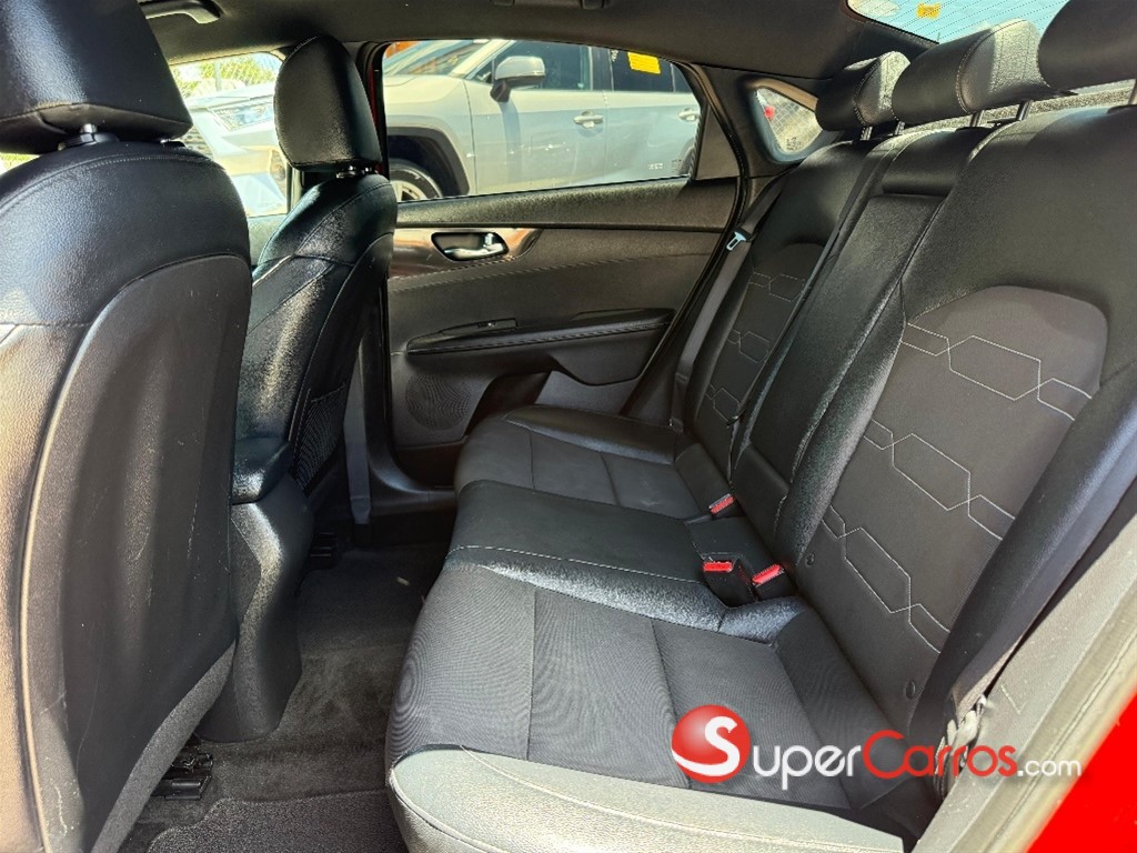 2020 Kia Forte GT Line — foto 8 / 12
