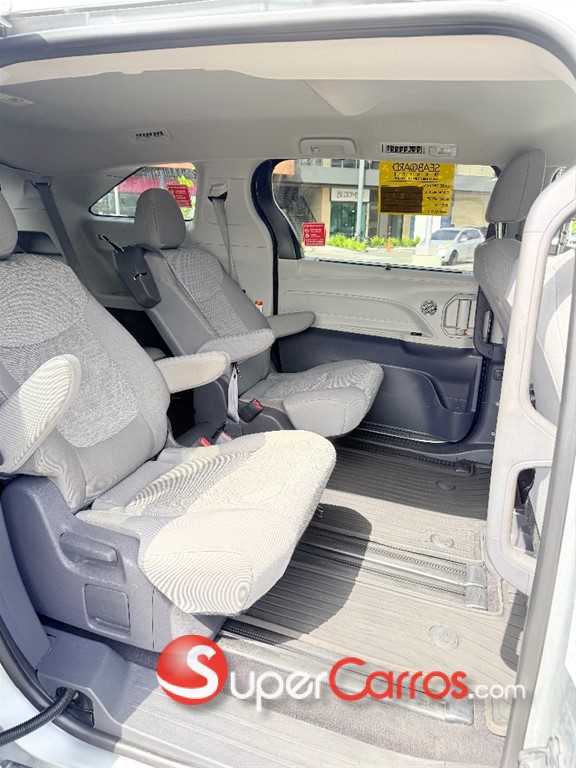 2021 Toyota Sienna LE — foto 7 / 12