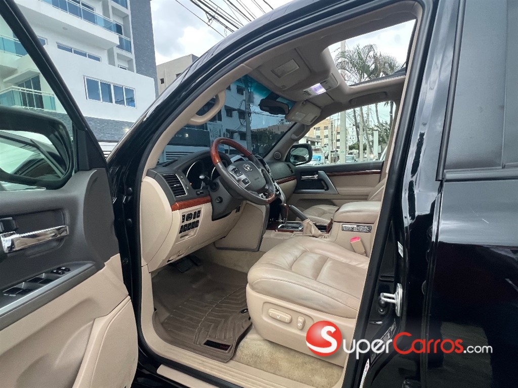 2013 Toyota Land Cruiser VX — foto 8 / 12