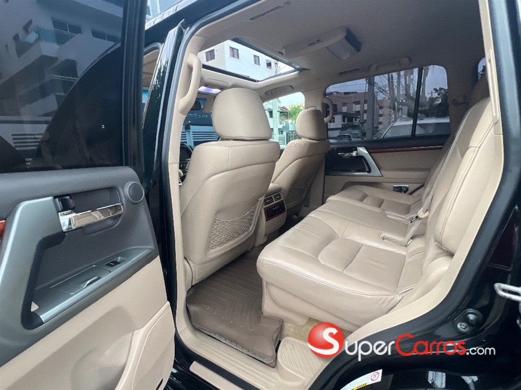 2013 Toyota Land Cruiser VX — foto 9 / 12