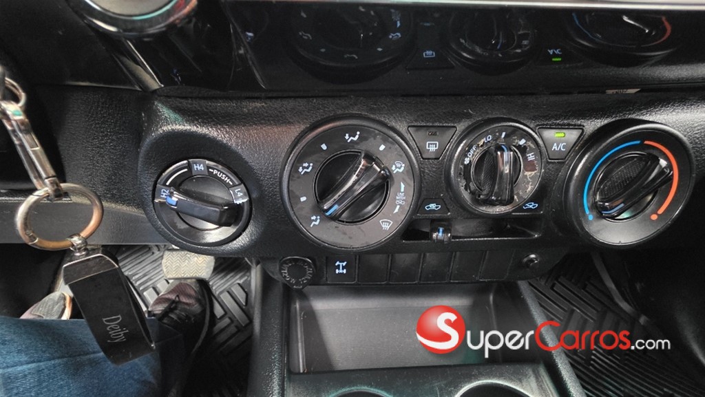 2016 Toyota Hilux — foto 11 / 12