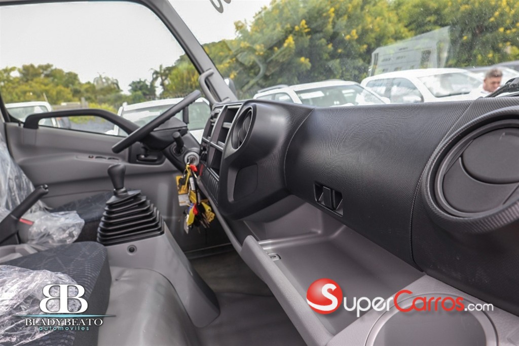 2026 Hino serie 300 XZU 710L — foto 5 / 11