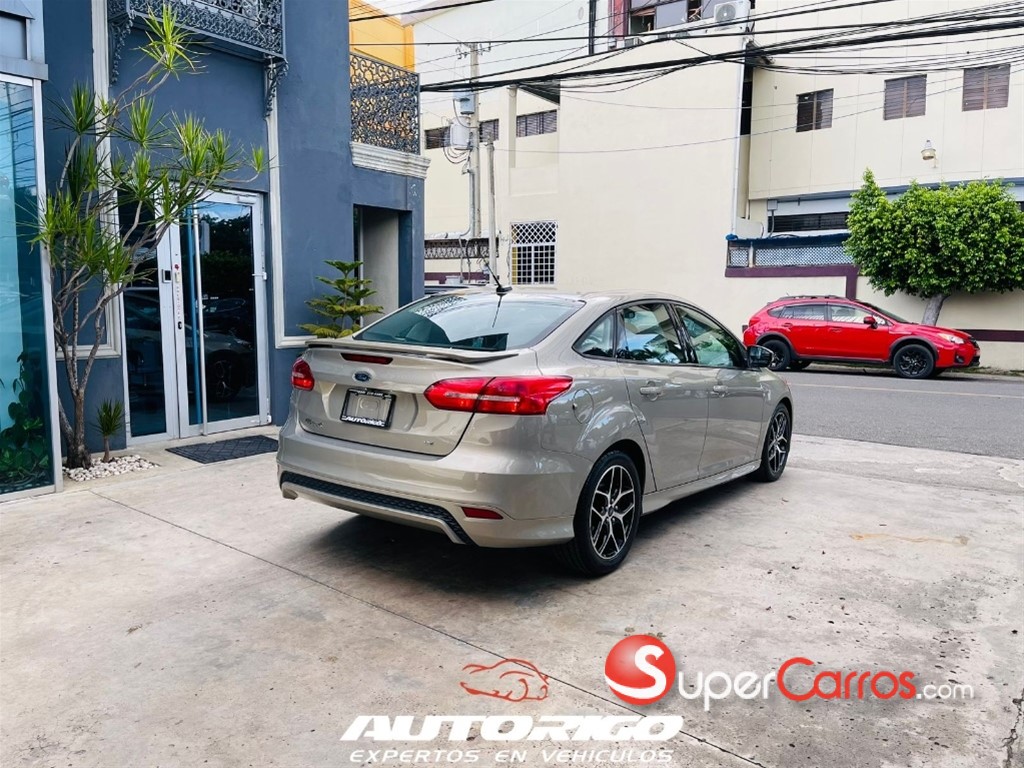 2016 Ford Focus SE — foto 7 / 11