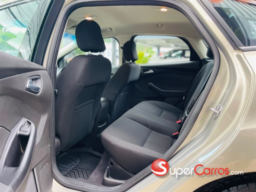 2016 Ford Focus SE — foto 8 / 11