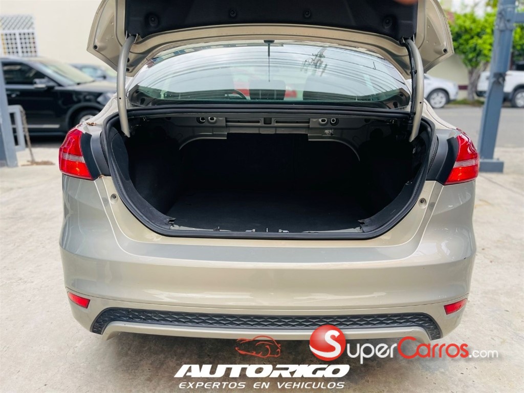 2016 Ford Focus SE — foto 9 / 11