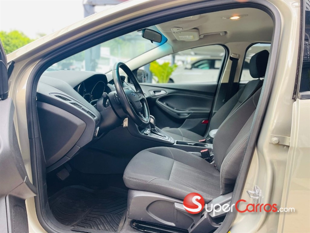 2016 Ford Focus SE — foto 10 / 11