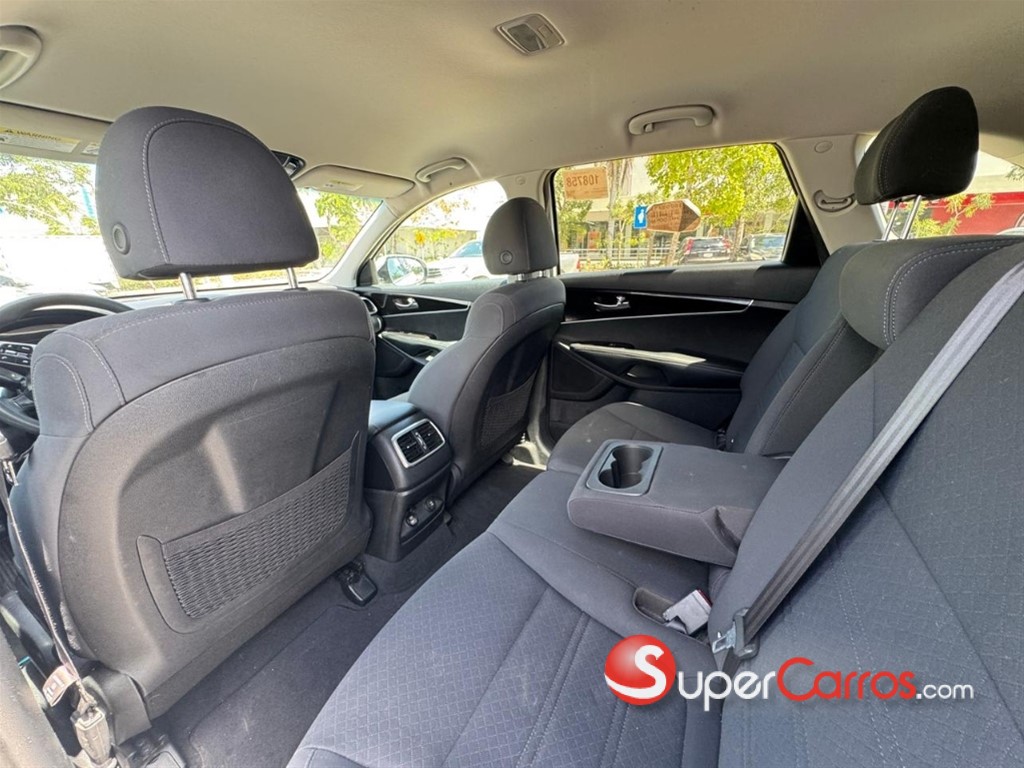 2020 Kia Sorento LX — foto 9 / 12