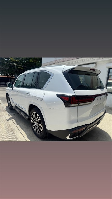 2027 Lexus LX LX 500d urban — foto 7 / 12