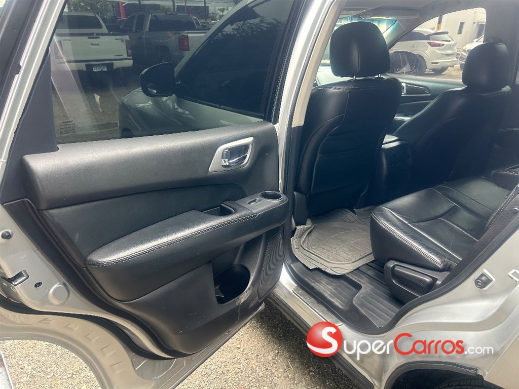 2013 Nissan Pathfinder — foto 8 / 12