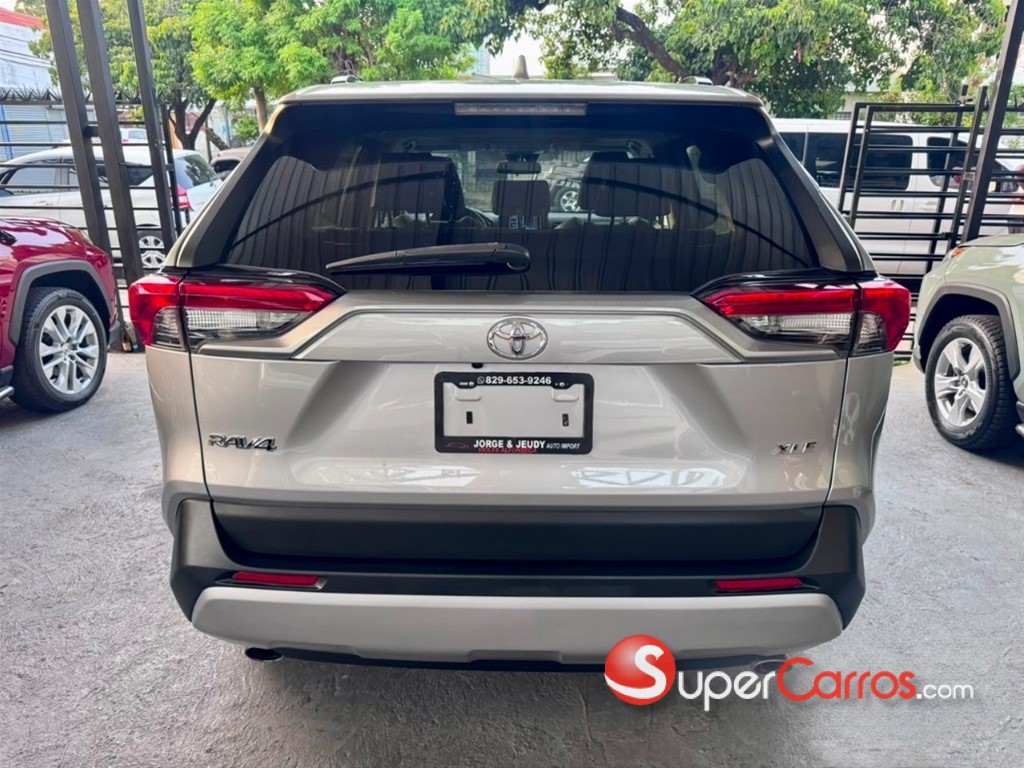 2021 Toyota RAV4 XLE Premium — foto 2 / 11