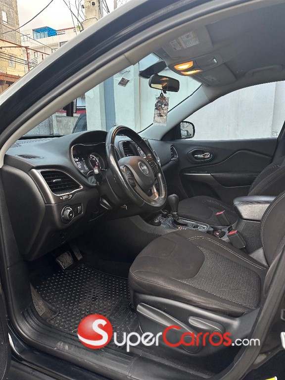 2019 Jeep Cherokee Latitude — foto 6 / 7