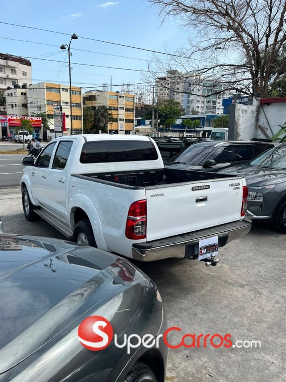 2014 Toyota Hilux SRV — foto 10 / 11