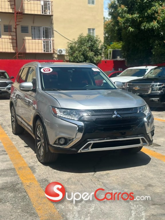 2020 Mitsubishi Motors Outlander SE