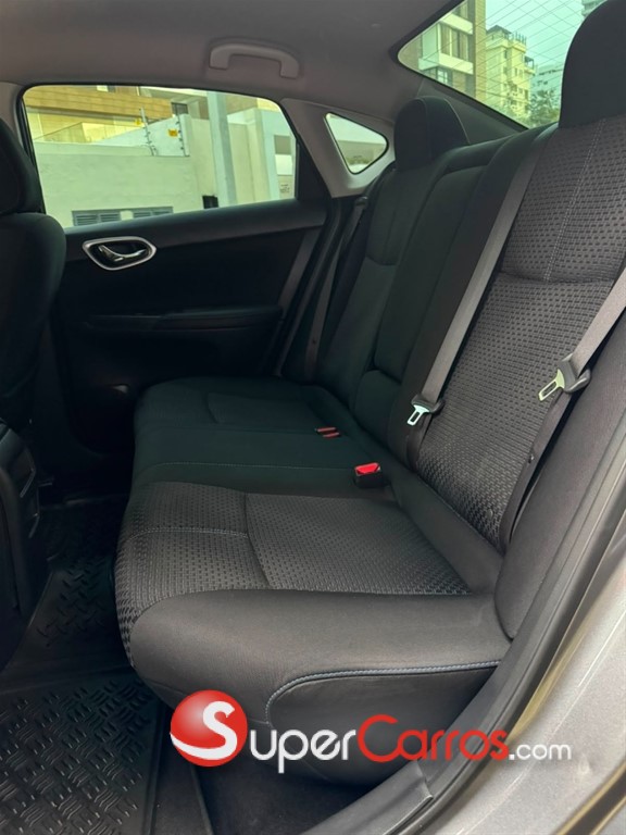 2017 Nissan Sentra SR — foto 5 / 8