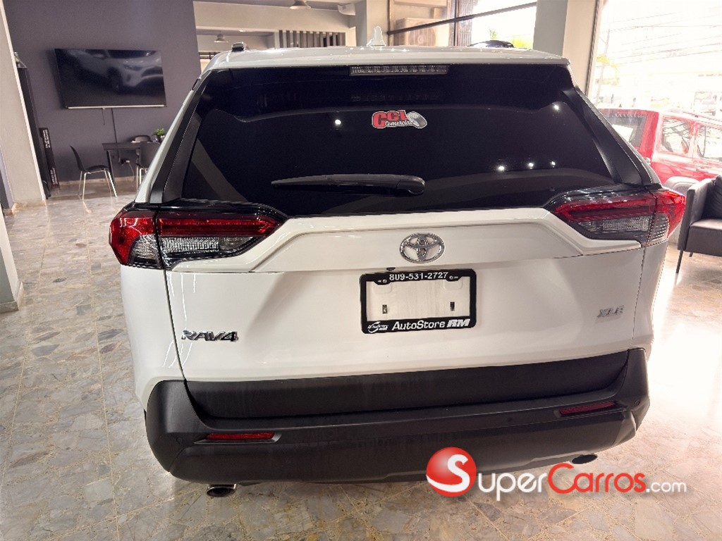 2020 Toyota RAV4 XLE Premium — foto 5 / 7