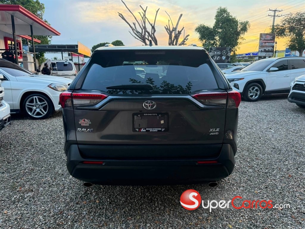 2021 Toyota RAV4 XLE — foto 2 / 12