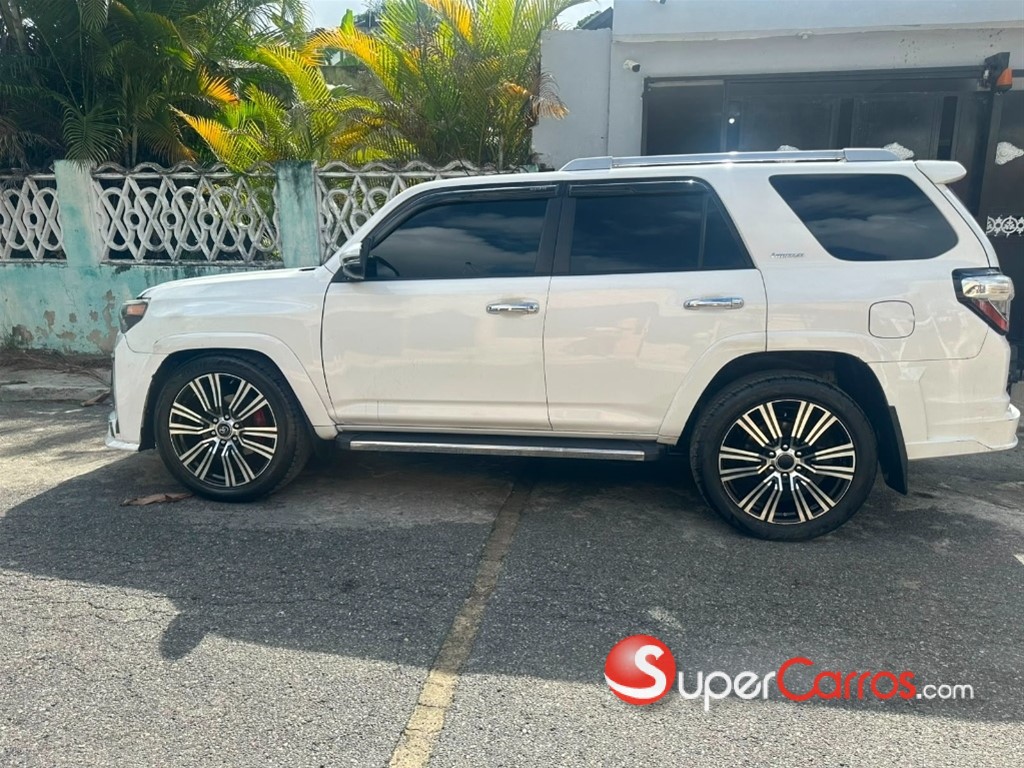 2020 Toyota 4 Runner SR5 — foto 2 / 11