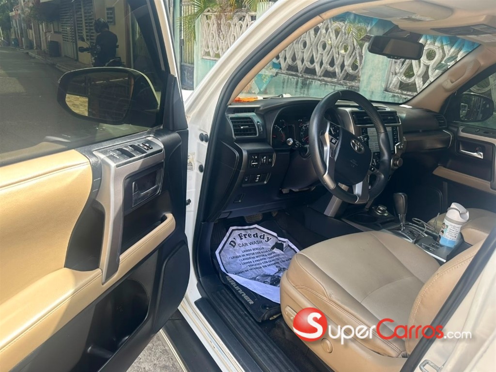 2020 Toyota 4 Runner SR5 — foto 7 / 11