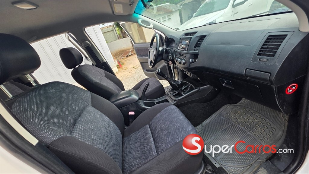 2015 Toyota Hilux — foto 8 / 11