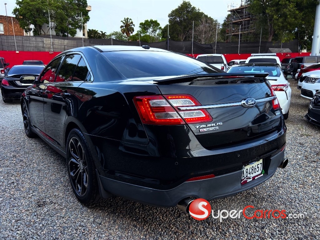 2013 Ford Taurus SHO — foto 8 / 12
