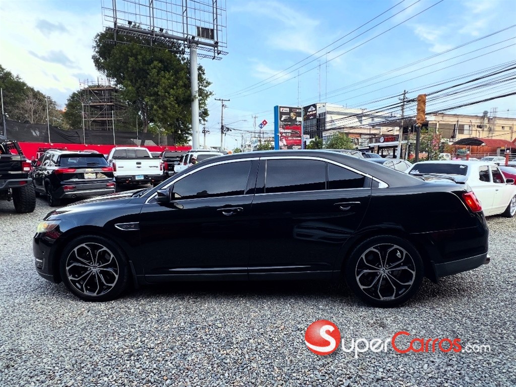 2013 Ford Taurus SHO — foto 9 / 12