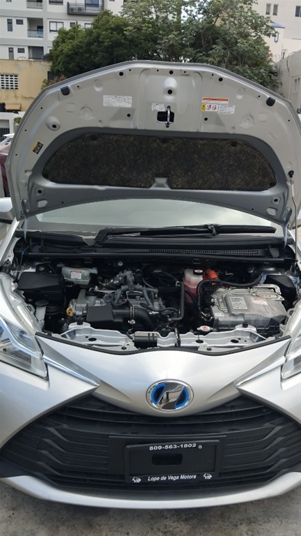 2020 Toyota VITZ Hybrid — foto 11 / 12