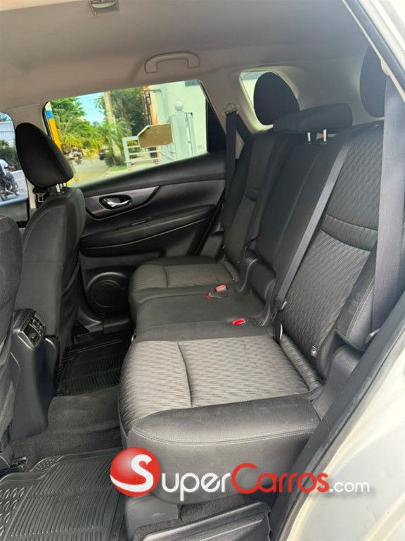 2020 Nissan Rogue SV — foto 6 / 11