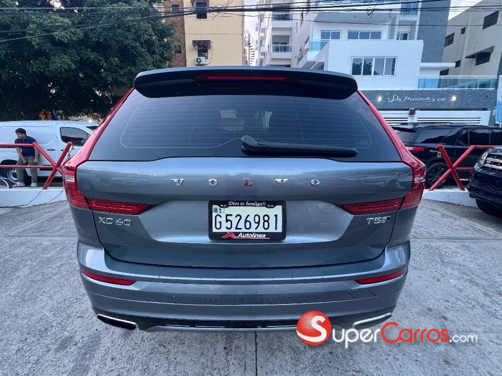 2020 Volvo XC60 T5 R Design — foto 6 / 12