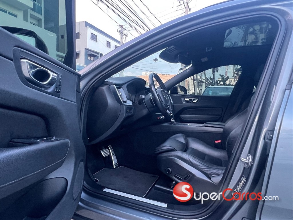 2020 Volvo XC60 T5 R Design — foto 8 / 12