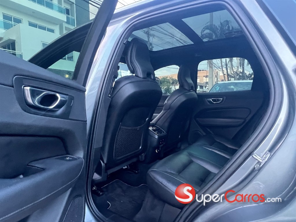 2020 Volvo XC60 T5 R Design — foto 9 / 12